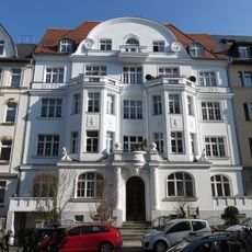 Mietshaus in geschlossener Bebauung mit Vorgarten und Einfriedung Erich-Mühsam-Straße 24