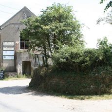 Gear Farmhouse And Garden Wall To Front