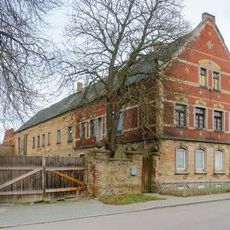 Wohnhaus (Nr. 15), Seitengebäude (Nr. 13), Scheune, Toreinfahrt und Hofpflaster eines Dreiseithofes Alte Dorfstraße 13; 15