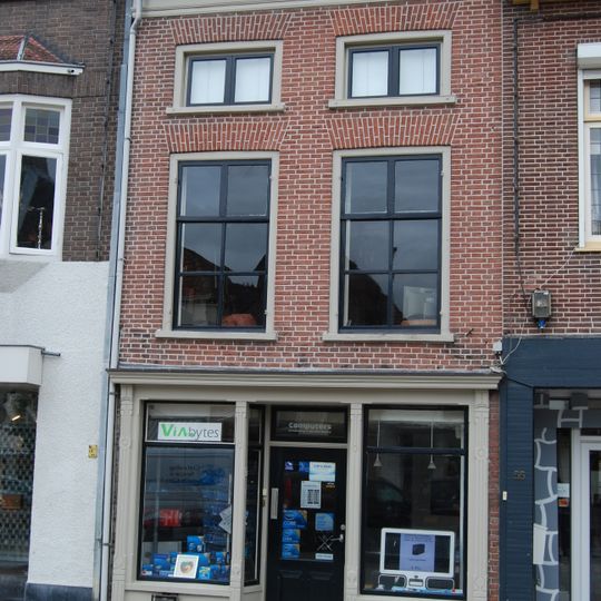 Huis met zadeldak en eenvoudige gevel onder rechte lijst mezzanino