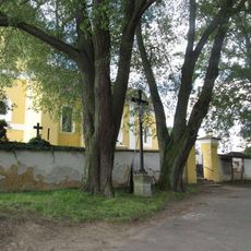 Kříž u kostela u Strašic