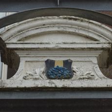 Opzetstuk van poortje met wapen Veen