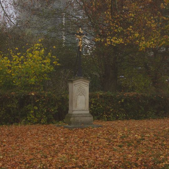 Kříž v Sázavě u Lanškrouna ve středu obce