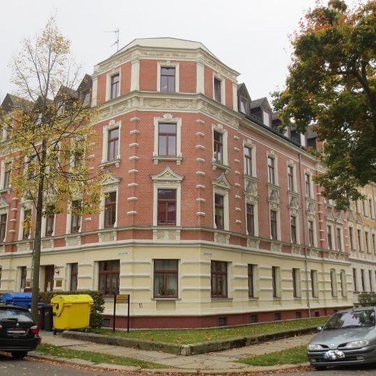 Mietshaus in geschlossener Bebauung in Ecklage mit Vorgarten Gustav-Adolf-Straße 16