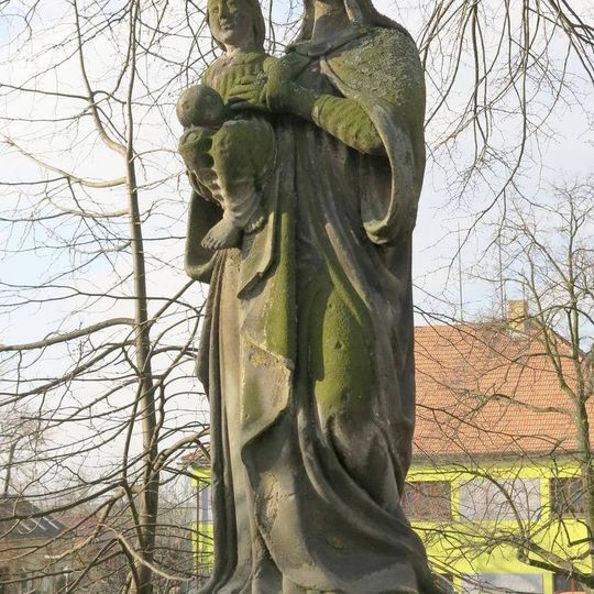 Socha Madony v obci Klapý