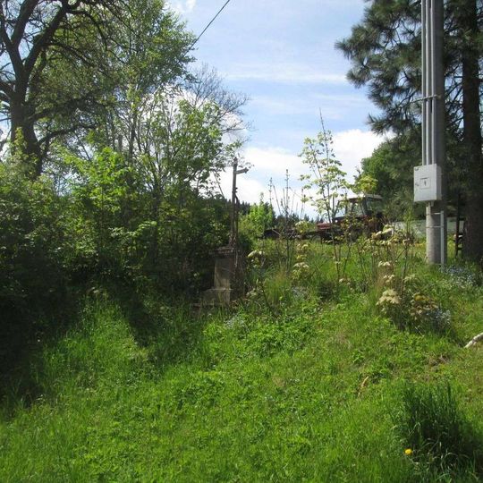 Kříž ve Vidžínu u kostela