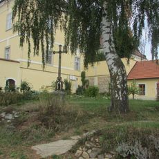 Kříž v zahradě kláštera karmelitánů v Kostelním Vydří
