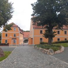 Sachgesamtheit Rittergut Groitzsch, mit folgenden Einzeldenkmalen: Herrenhaus (Nr. 4) und Scheune (neben Nr. 4, auf L-förmigem Grundriss) - (siehe Einzeldenkmalliste - Obj. 08974939), sowie mit folgenden Sachgesamtheitsteilen: zwei Wohnhäuser (Nr.