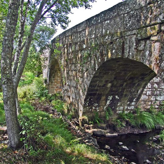 Ponte de pedrinha sobre o rio Beça