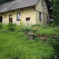 Kříž v Šidlákově u cesty do Korytan