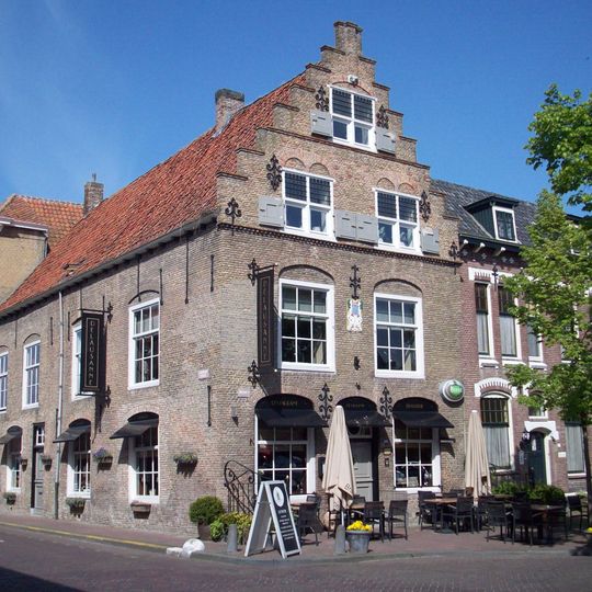 The building on the corner of Landpoortstraat has a beautiful stepped gable on the market side