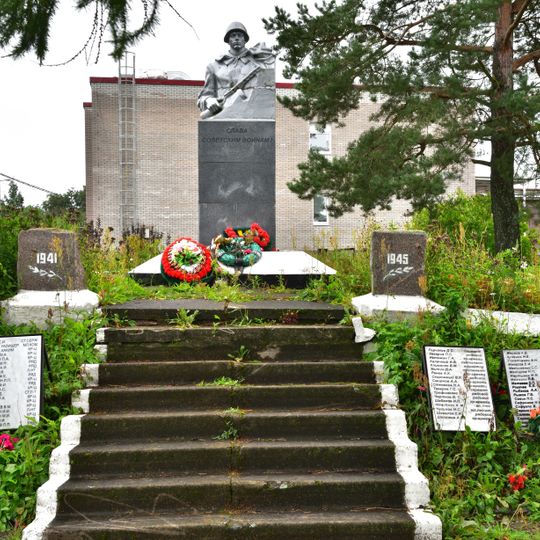 Братская могила советских воинов, погибших в борьбе с фашистами