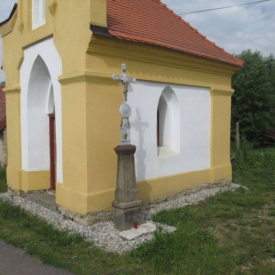 Kříž u kaple v Podolí