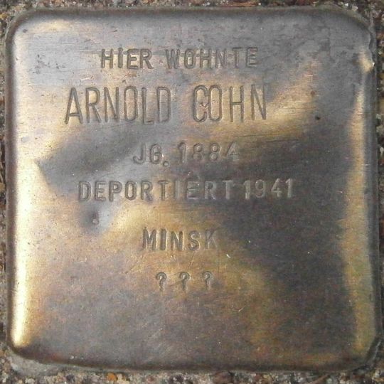 Stolperstein en memoria de Arnold Cohn
