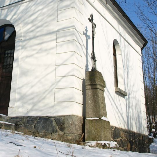 Kříž u kaple Nejsvětější Trojice v Lukavici