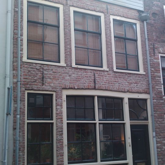 Pand met gepleisterde lijstgevel