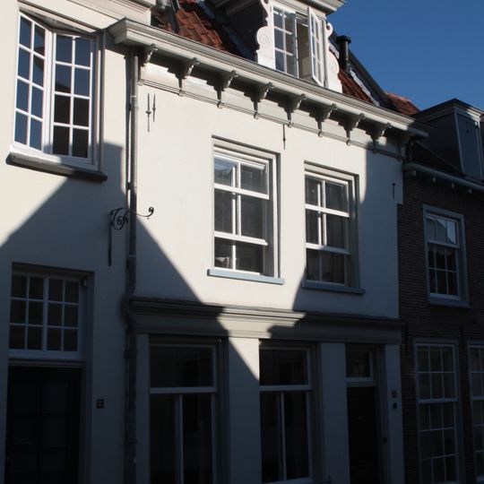 Huis met gepleisterde gevel met rechte kroonlijst