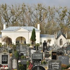 Friedhof mit Kriegerdenkmal und Aufbahrungshalle