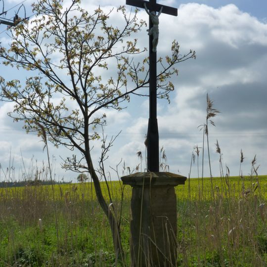 Kříž v poli východně od Rouchovan