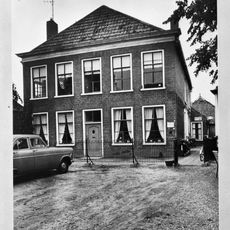 Pand met verdieping onder schilddak