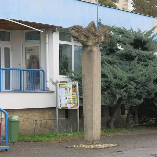 Kamenná plastika Plavkyně u plavecké haly v Neratovicích