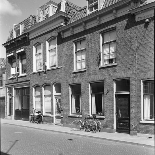 Huis met lijstgevel met gesneden consoles en in de verdieping late empire-ramen