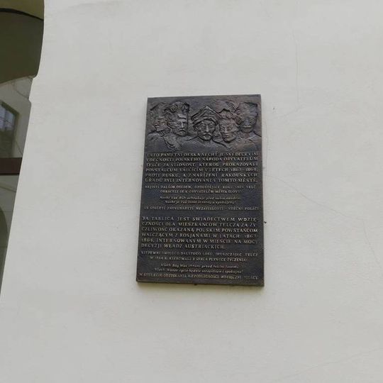 Pamětní deska polských povstalců na nádvoří jezuitského areálu v Telči