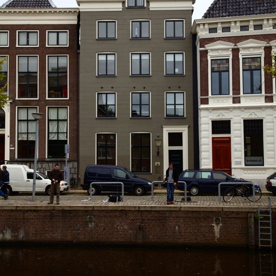 Grijs gepleisterd pand