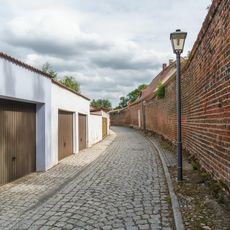 Einzeldenkmale der Sachgesamtheit Stadtbefestigung: Stadtmauer (unter anderem als Gebäudewand an der Mauergasse 23, mit Sandsteinbalkon und Torbogen) - (siehe Sachgesamtheitsliste Obj. 08971943) Mauergasse 23 (bei)