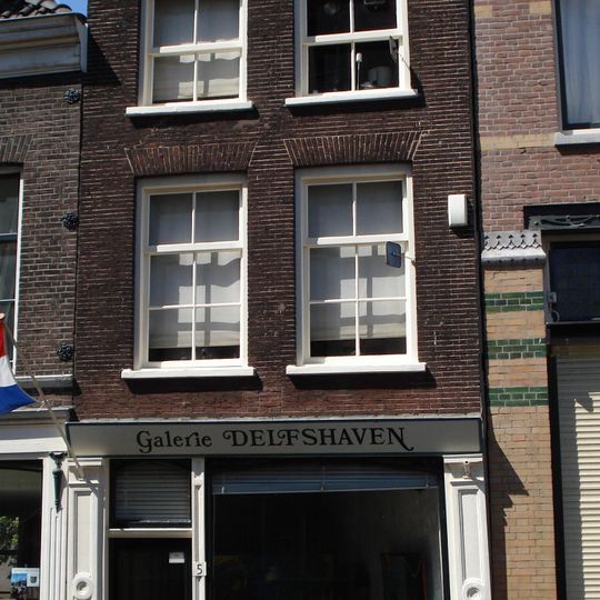 Pand met aan de achterzijde een gepleisterde puntgevel