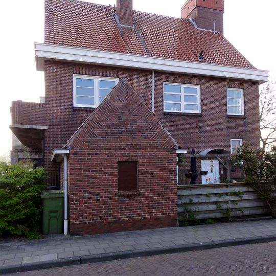 Voorm. brandweergarage met inpandige dienstwoning
