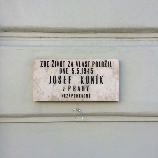 Pamětní deska Josefa Kuníka na domě Petrská 1157/16 v Praze