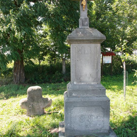 Kříž u Potvorova na rozcestí u polní cesty k vlakové zastávce