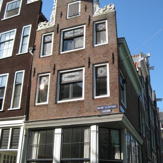 Huis, vanwege de zandstenen onderdelen van de gevelhals