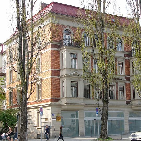 Freistehendes Doppelerkerhaus