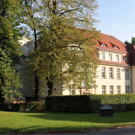 Building B8: Clinic building in the style of reform architecture Hufelandstraße 15