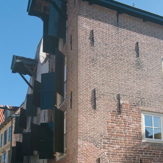 Pand met puntgevel met vlechtingen