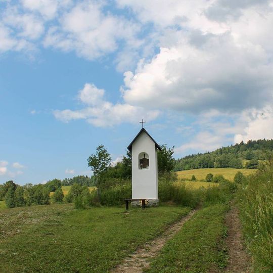 Kaplička v Nových Losinách u polní cesty