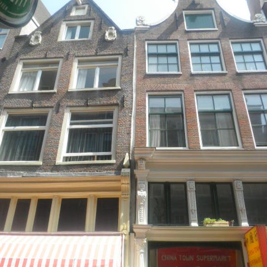 Huis met tot puntgevel gewijzigde gevel waarin twee oeils-de-boeuf