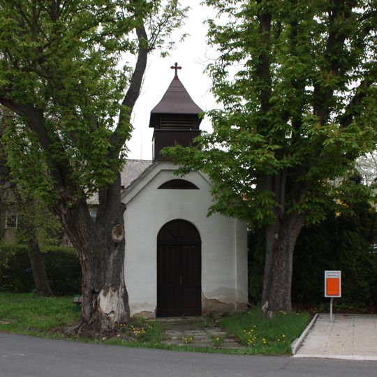 Kaplička ve středu obce Třebutičky