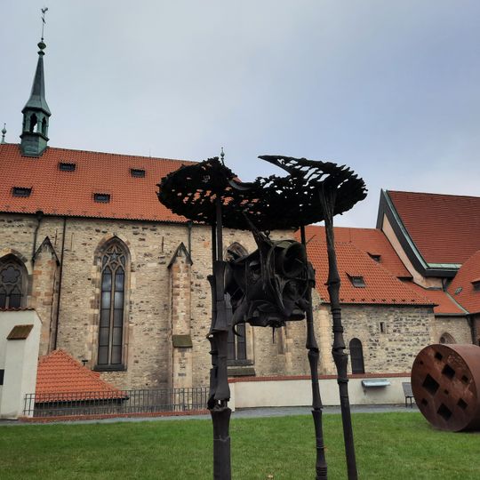 Plastika Zavěšené břemeno v zahradě Za svatyněmi v Praze