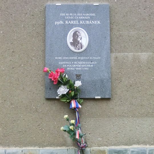Pamětní deska Karla Kubánka na domu 85 v Zvědavé uličce v Jilemnici