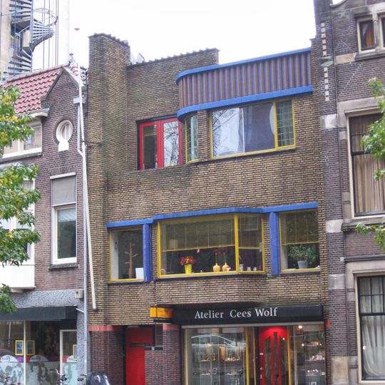 Winkel met bovenwoning