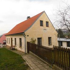 Pamětní deska na rodném domku Karla Jaromíra Erbena v Miletíně