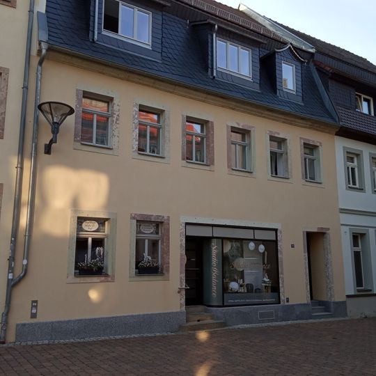 Wohnhaus in geschlossener Bebauung mit rückwärtig anschließendem Nebengebäude Kirchgasse 9