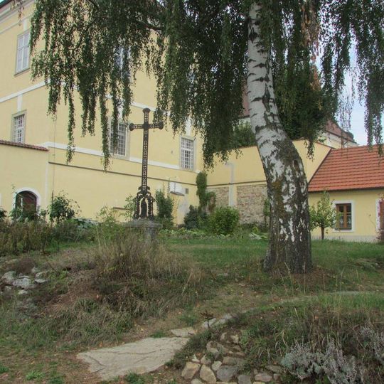 Kříž v zahradě kláštera karmelitánů v Kostelním Vydří
