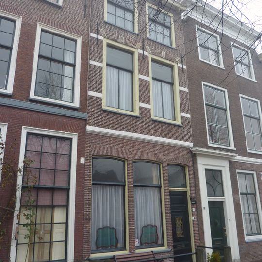 Pand met lijstgevel met speklagen. Onderbouw modern