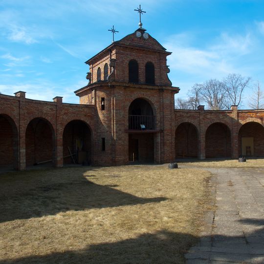 Ogrodzenie z bramą-dzwonnicą i krużgankami