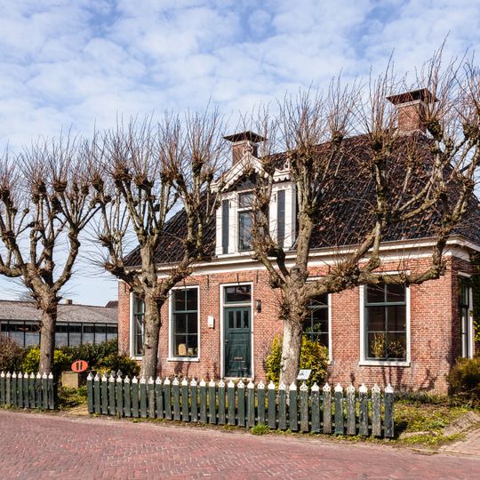 Woonhuis met ingang in het midden onder schilddak met hoekschoorstenen