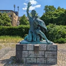 Kriegerdenkmal - Der nackte Jüngling mit Adler